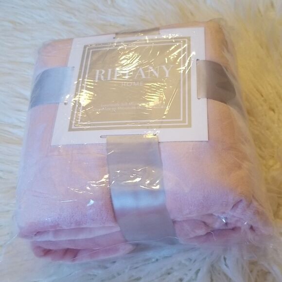 Micromink blanket with matching socks - Picture 8 of 9